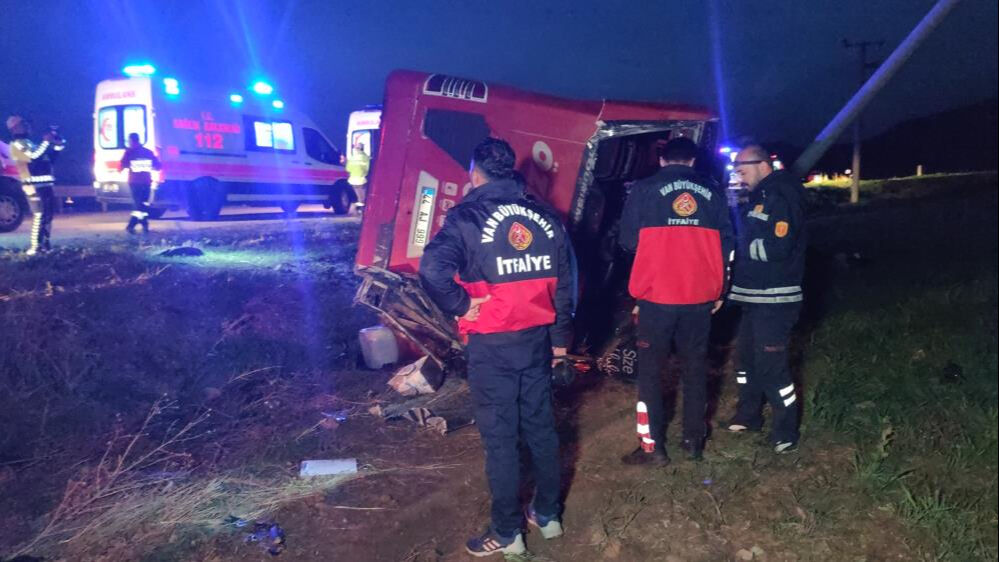 Van'da yolcu otobüsü devrildi! Çok sayıda yaralı var - 2. Resim