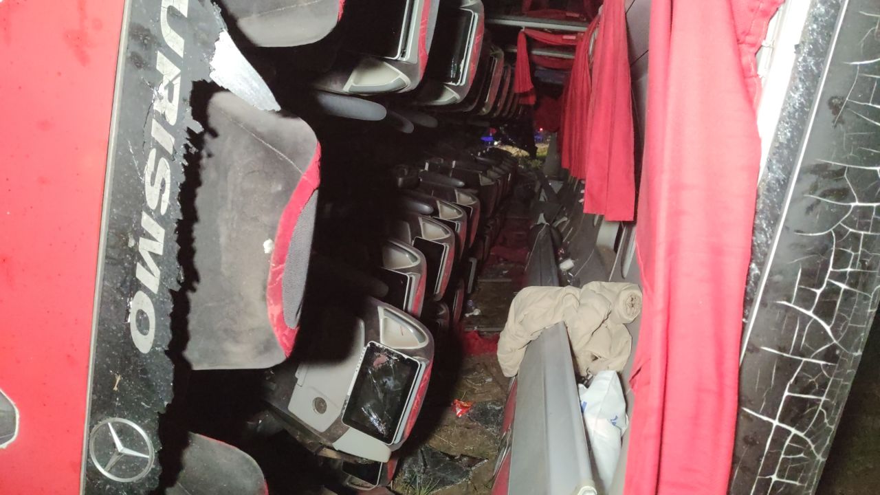 Van'da yolcu otobüsü devrildi! Çok sayıda yaralı var Van'da yolcu otobüsü devrildi! Çok sayıda yaralı var