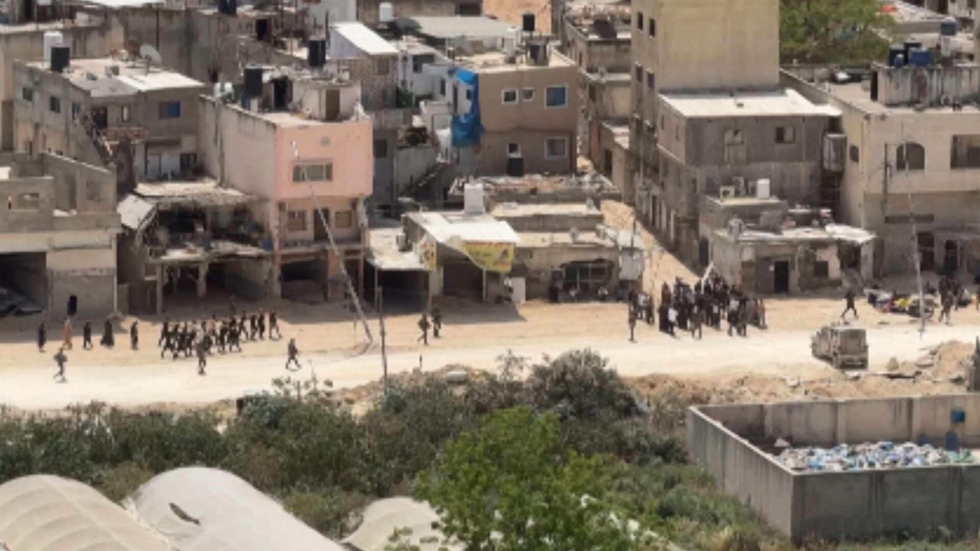 Batı Şeria'da utanç görüntüleri! Masum sivilleri suçlu gibi sıraya dizerek gözaltına aldılar... - 2. Resim