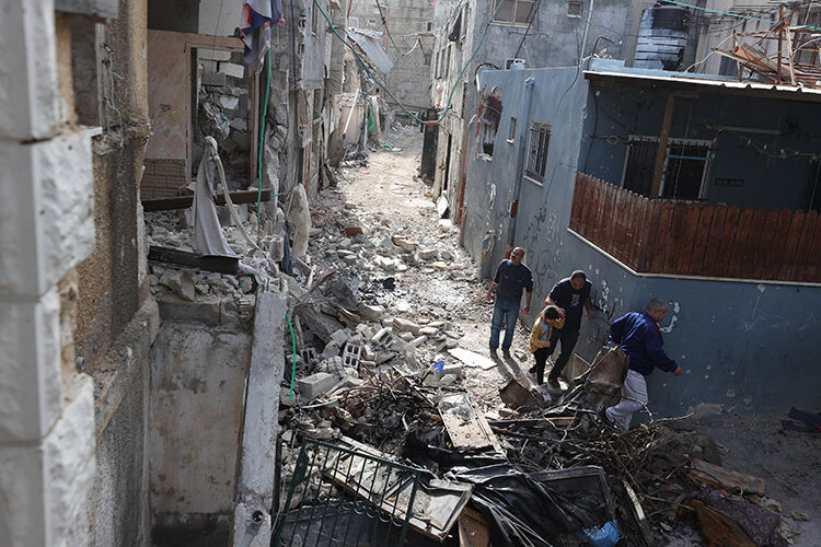 Batı Şeria'da utanç görüntüleri! Masum sivilleri suçlu gibi sıraya dizerek gözaltına aldılar... - 4. Resim