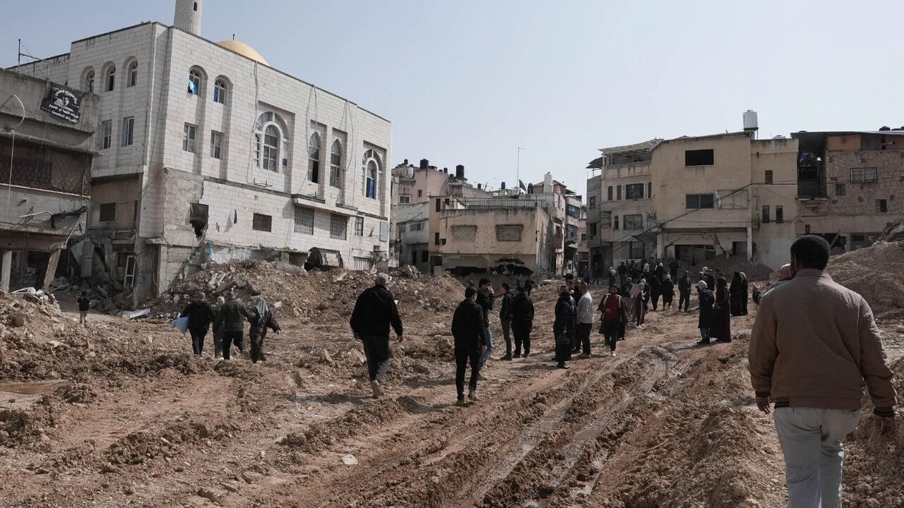 Batı Şeria'da utanç görüntüleri! Masum sivilleri suçlu gibi sıraya dizerek gözaltına aldılar... - 1. Resim