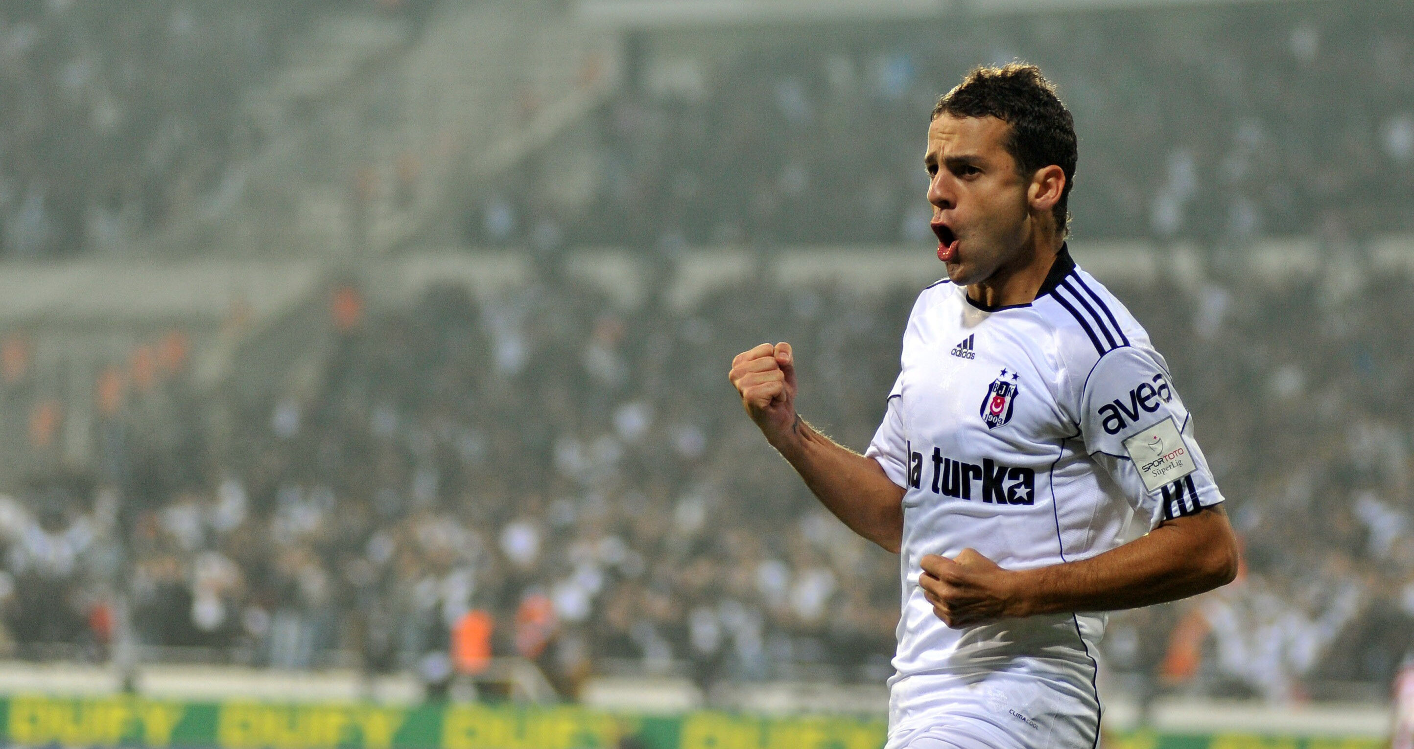 Beşiktaş'ın eski golcüsü Bobo'dan derbi değerlendirmesi!  Beşiktaş'ın eski golcüsü Bobo'dan derbi değerlendirmesi!