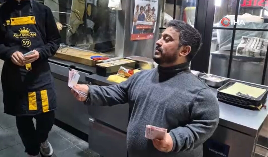 'Bir zamanlar iş&ccedil;iydim' dedi, 1 Mayıs'ta kazandığı t&uuml;m parayı &ccedil;alışanlarına verdi - 1. Resim