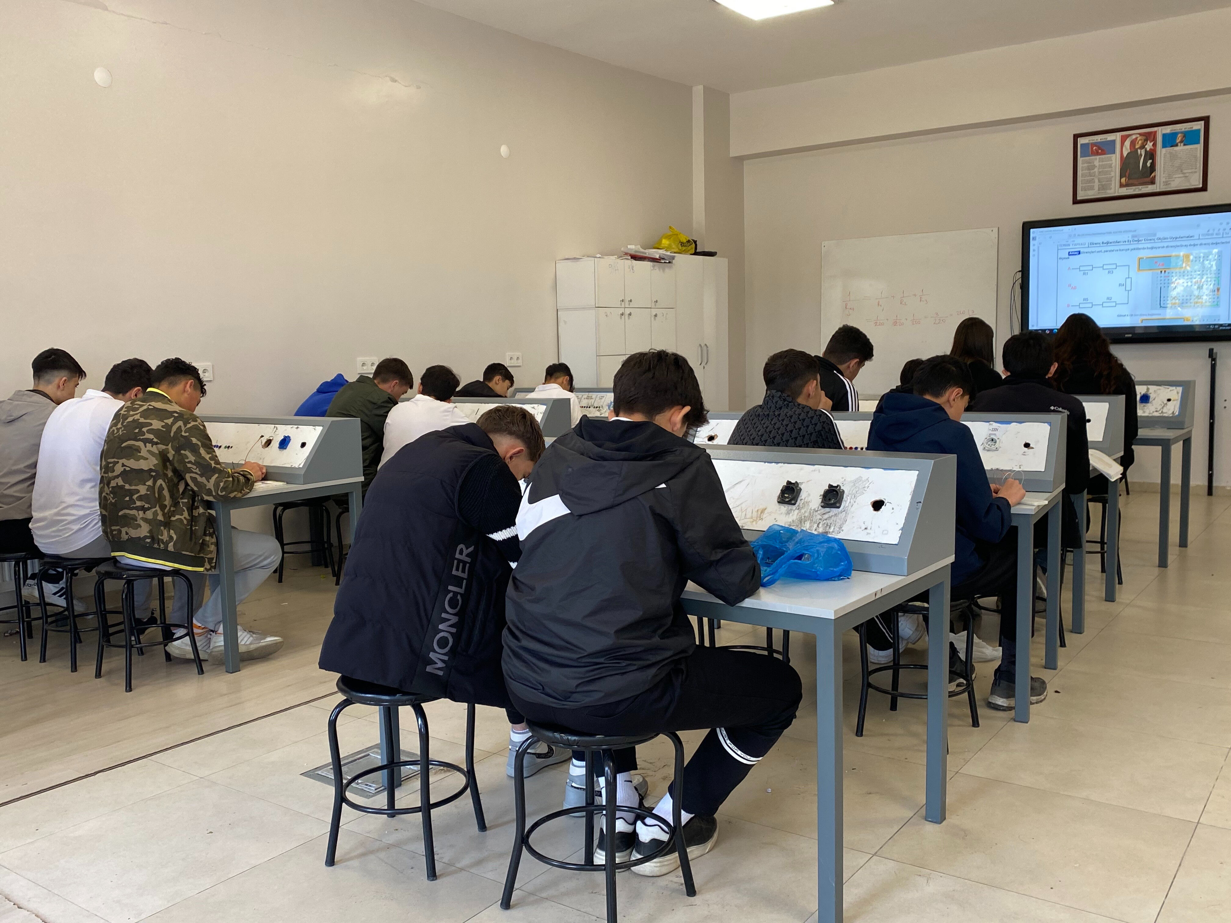 Bu okul çok farklı! Mezun olan işsiz kalmıyor - 2. Resim