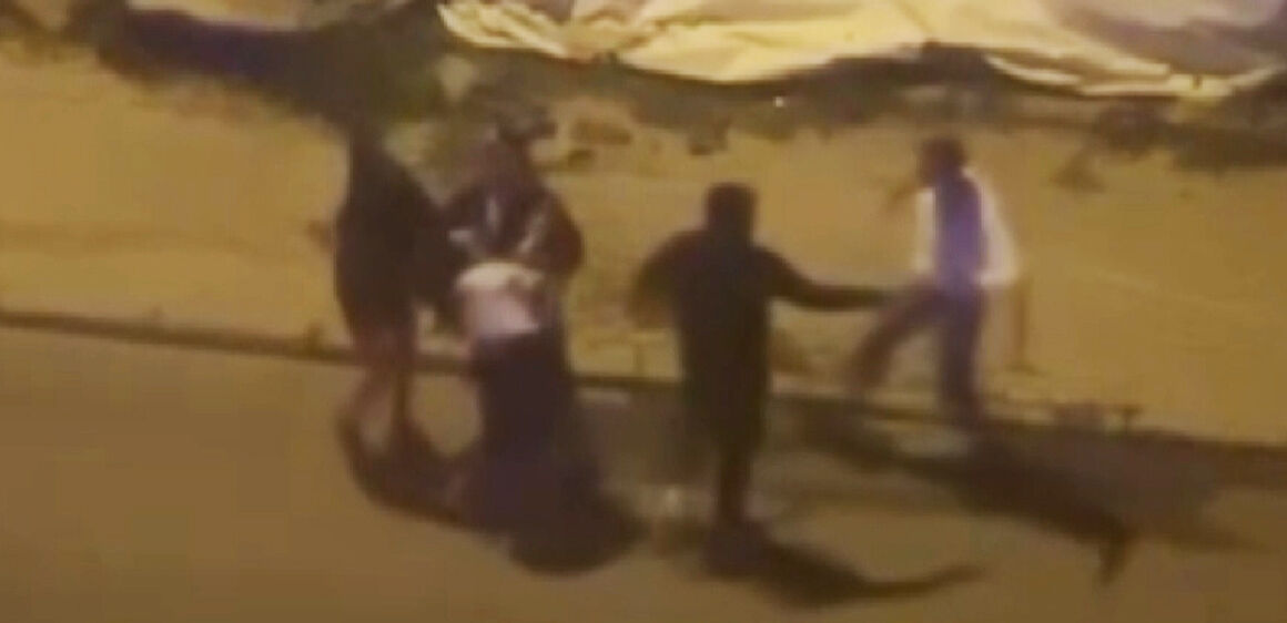 Dehşet anı kameraya yansıdı: Avcılar'da kadını tekme tokat darbettiler Dehşet anı kameraya yansıdı: Avcılar'da kadını tekme tokat darbettiler - 1. Resim