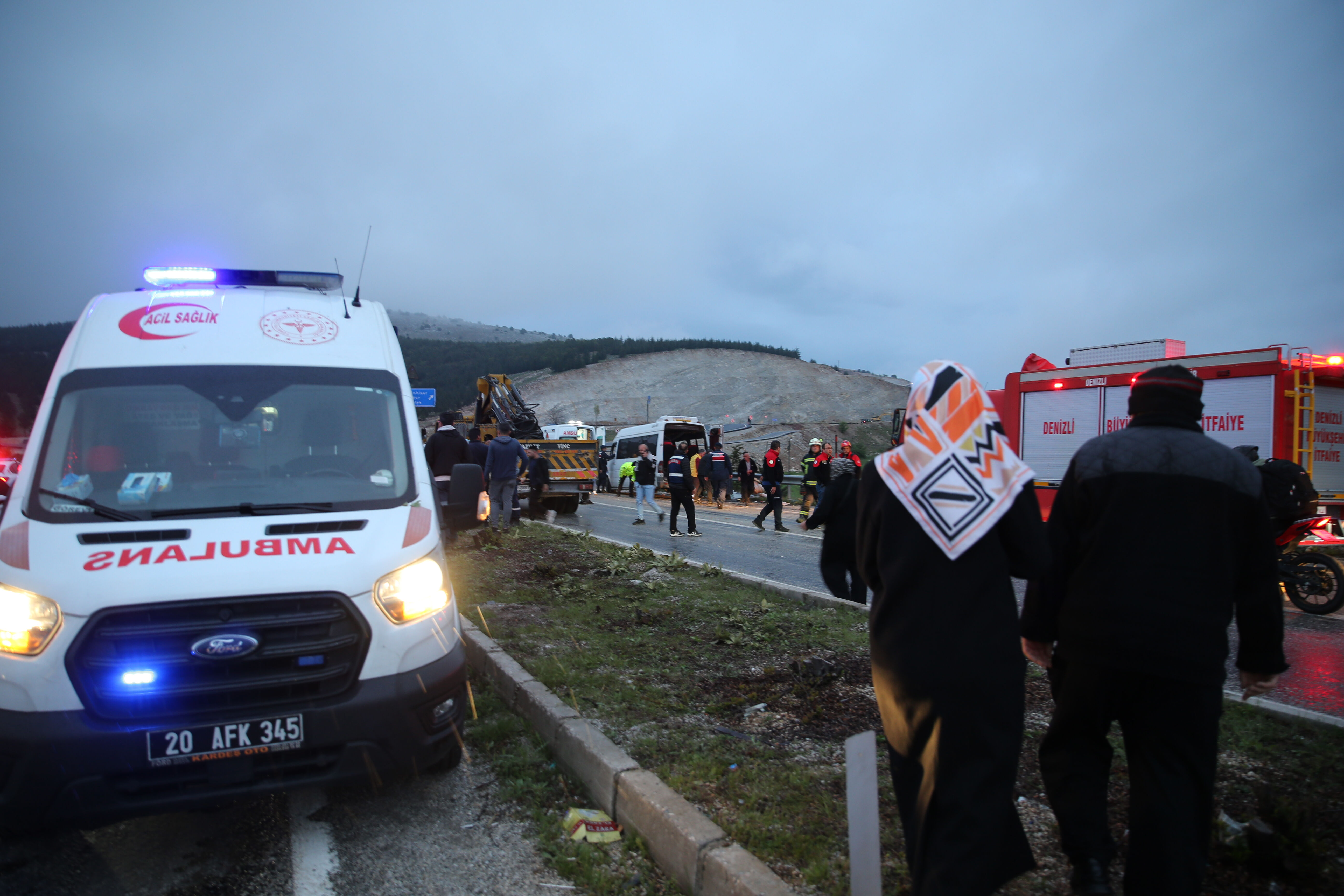 Denizli'de minibüs çarpışma sonucu devrildi! Feci kazada çok sayıda yaralı var - 2. Resim