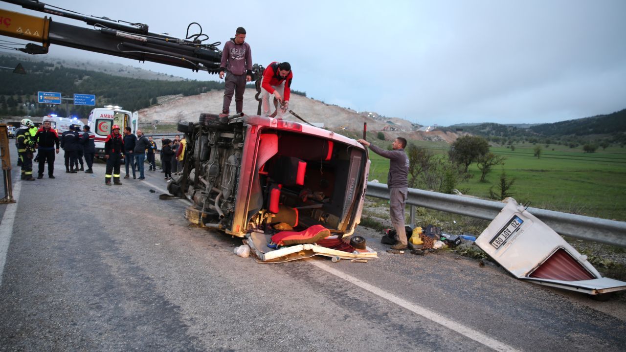Denizli'de minibüs çarpışma sonucu devrildi! Feci kazada çok sayıda yaralı var Denizli'de minibüs çarpışma sonucu devrildi! Feci kazada çok sayıda yaralı var