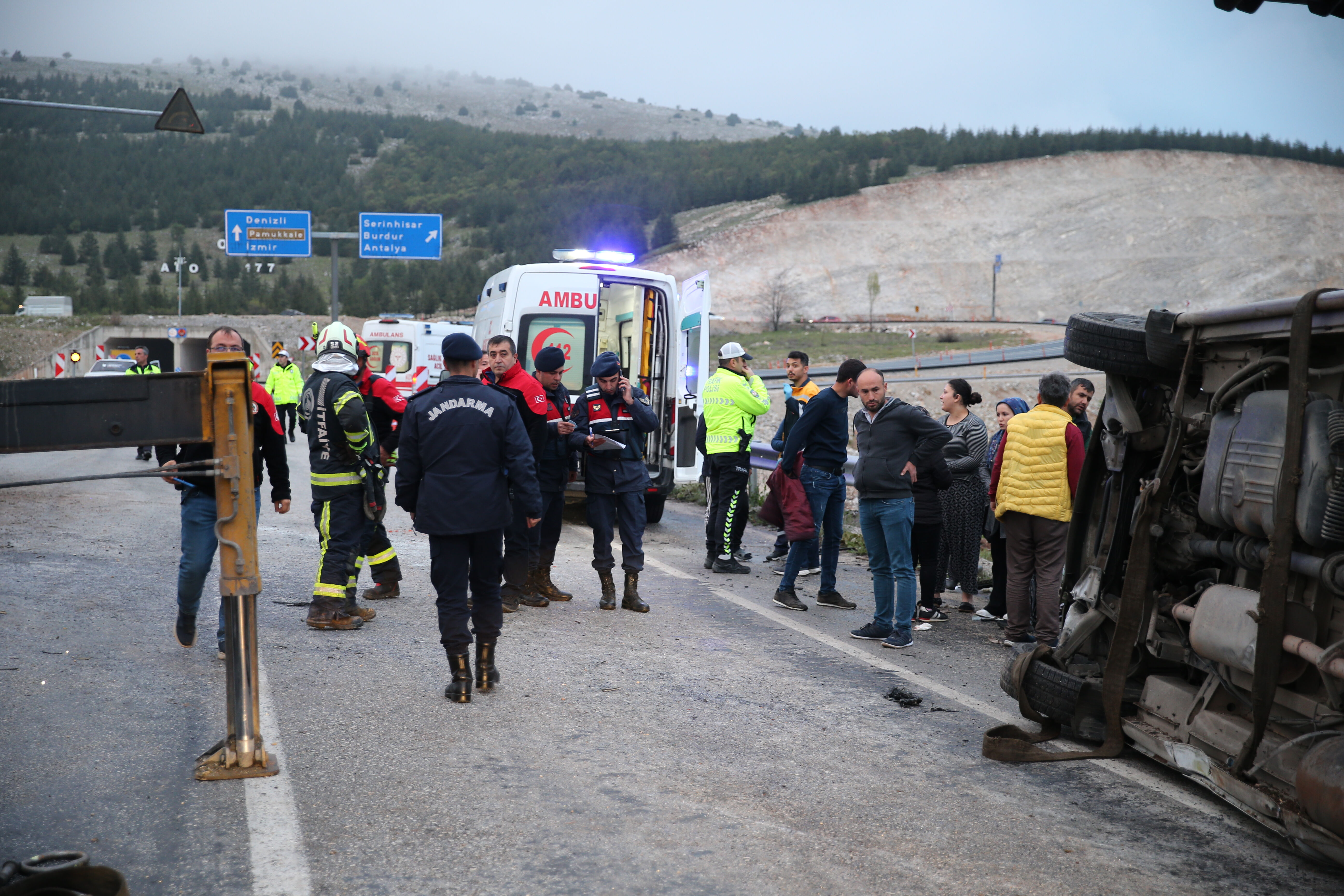 Denizli'de minibüs çarpışma sonucu devrildi! Feci kazada çok sayıda yaralı var - 1. Resim