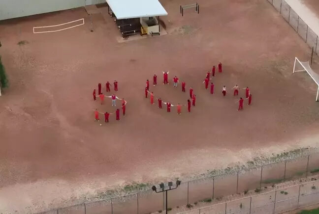 Dünyanın konuştuğu yardım çağrısı! Drone gören mahkumlar harekete geçti Dünyanın konuştuğu yardım çağrısı! Drone gören mahkumlar harekete geçti - 2. Resim
