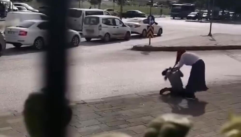 Gaziantep'te iki kadın sokak ortasında birbirine girdi! O anlar kamerada Gaziantep'te iki kadın sokak ortasında birbirine girdi! O anlar kamerada - 1. Resim