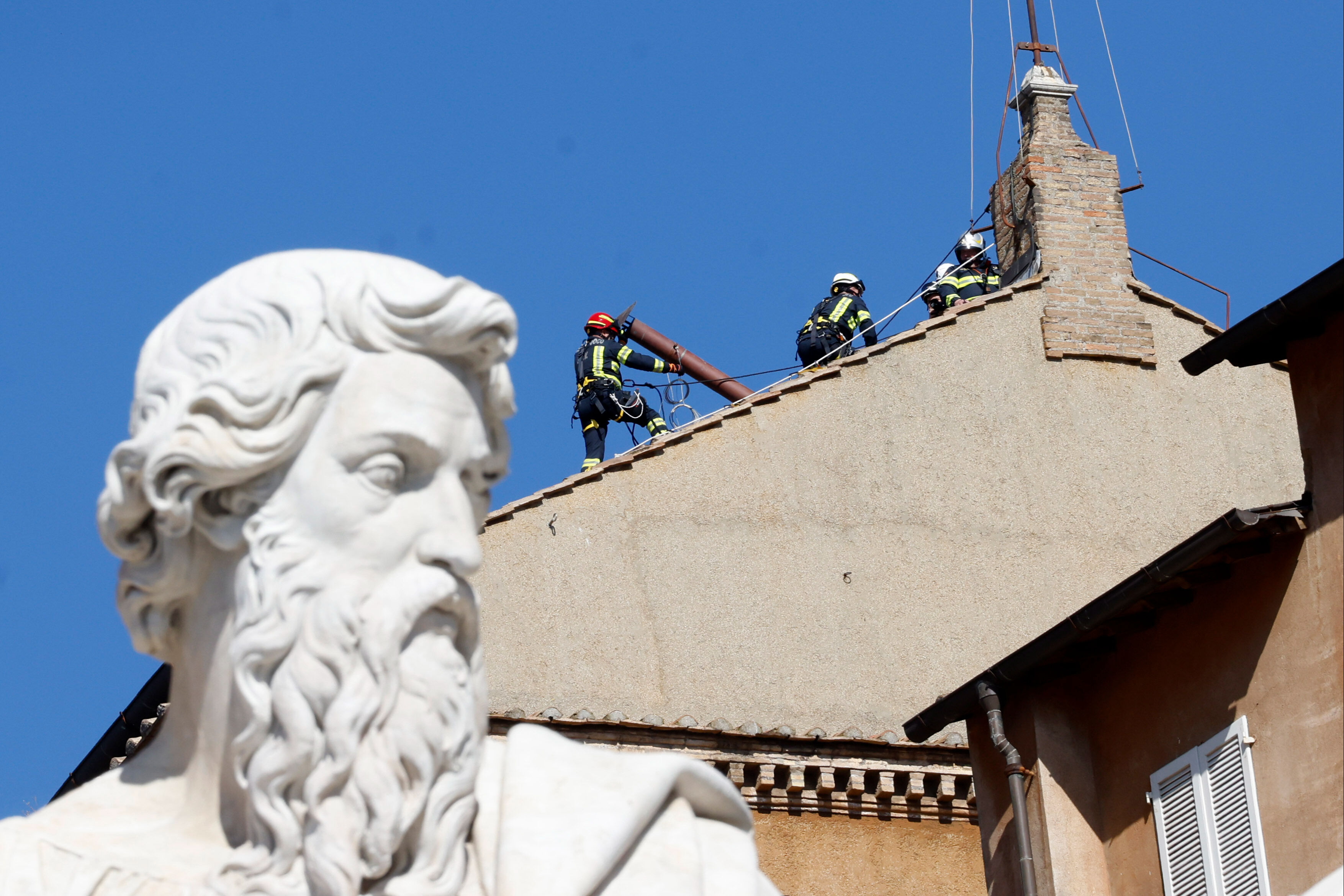 Gözler bu bacadan çıkacak dumana çevrildi! Yeni Papa için geri sayım başladı Gözler bu bacadan çıkacak dumana çevrildi! Yeni Papa için geri sayım başladı - 2. Resim