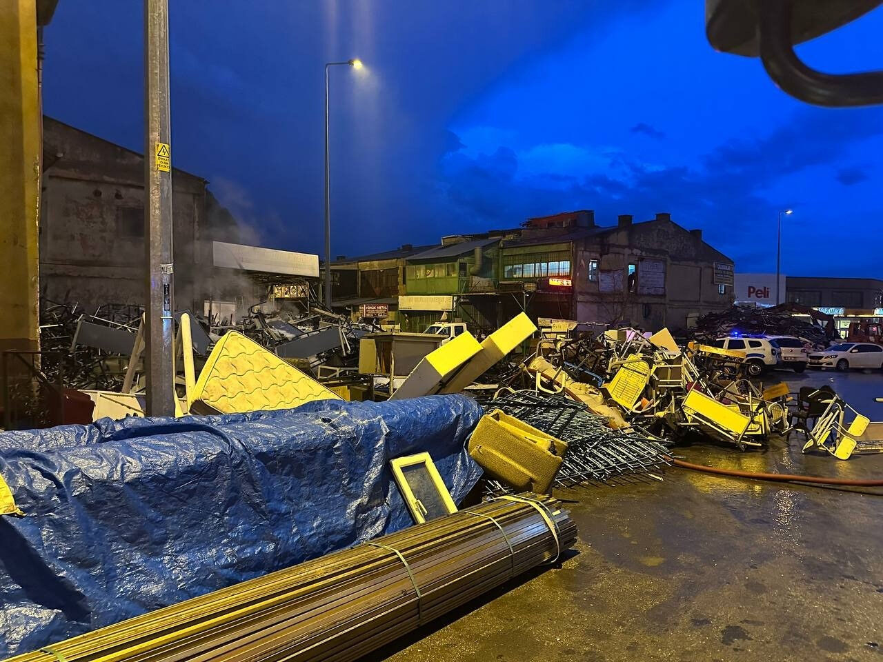 Hurdalığa yıldırım düştü, ortalık alev aldı - 4. Resim