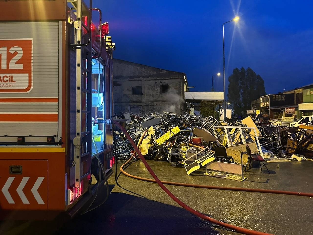 Hurdalığa yıldırım düştü, ortalık alev aldı - 2. Resim