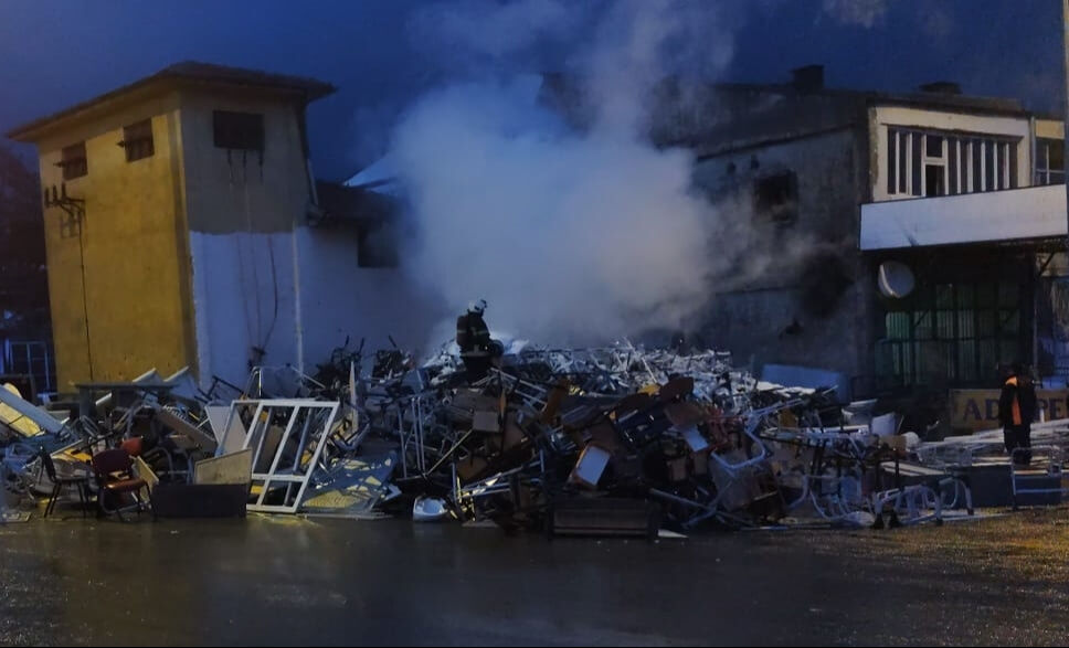 Hurdalığa yıldırım düştü, ortalık alev aldı - 3. Resim