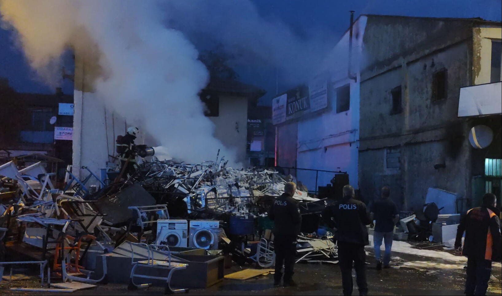 Hurdalığa yıldırım düştü, ortalık alev aldı - 1. Resim