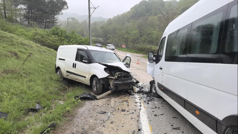 İşçi servisi ile hafif ticari araç çarpıştı: 13 yaralı - 1. Resim