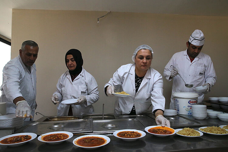 Kent Lokantalarına rakip çıktı! AK Partili belediyeden Millet Lokantası, 4 çeşit yemek 80 TL Kent Lokantalarına rakip çıktı! AK Partili belediyeden Millet Lokantası, 4 çeşit yemek 80 TL - 1. Resim