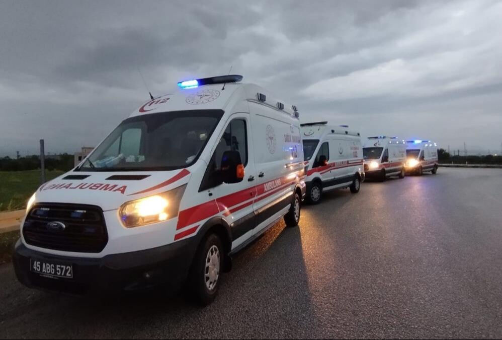 Manisa'da yolcu otobüsü kaza yaptı! Çok sayıda yaralı var Manisa'da yolcu otobüsü kaza yaptı! Çok sayıda yaralı var - 1. Resim