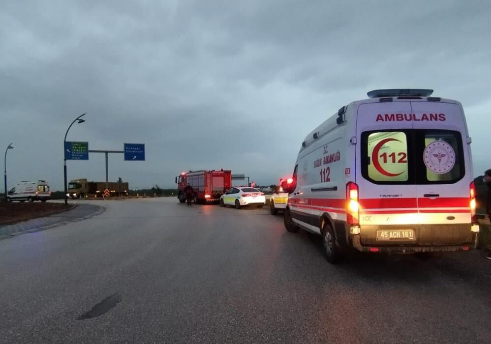 Manisa'da yolcu otobüsü kaza yaptı! Çok sayıda yaralı var Manisa'da yolcu otobüsü kaza yaptı! Çok sayıda yaralı var - 2. Resim