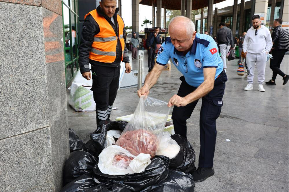 Otobüste taşınanlar pes dedirtti! Çöp poşetlerinden 300 kilo et çıktı Otobüste taşınanlar pes dedirtti! Çöp poşetlerinden 300 kilo et çıktı - 2. Resim