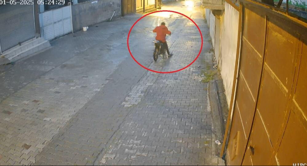 Oyun değil, gerçek! Çaldığı motosiklet arızalandı, yenisini çaldı - 1. Resim