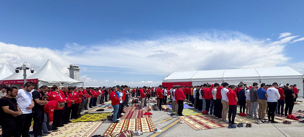 TEKNOFEST gençliğinden Kıbrıs'ta cuma hutbesi: Beşincisi olma, helak olursun! TEKNOFEST gençliğinden Kıbrıs'ta cuma hutbesi: Beşincisi olma, helak olursun! - 1. Resim