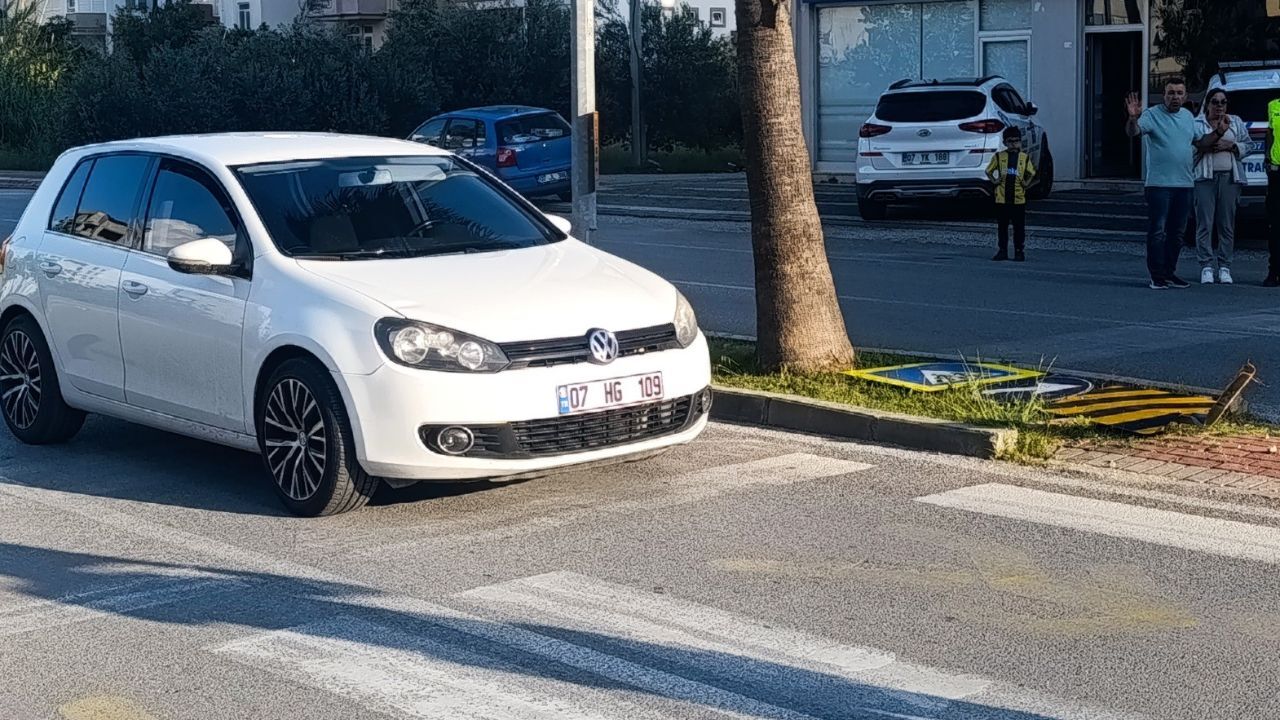 Annesinin elinden yola fırlayan çocuğa otomobil çarptı Annesinin elinden yola fırlayan çocuğa otomobil çarptı