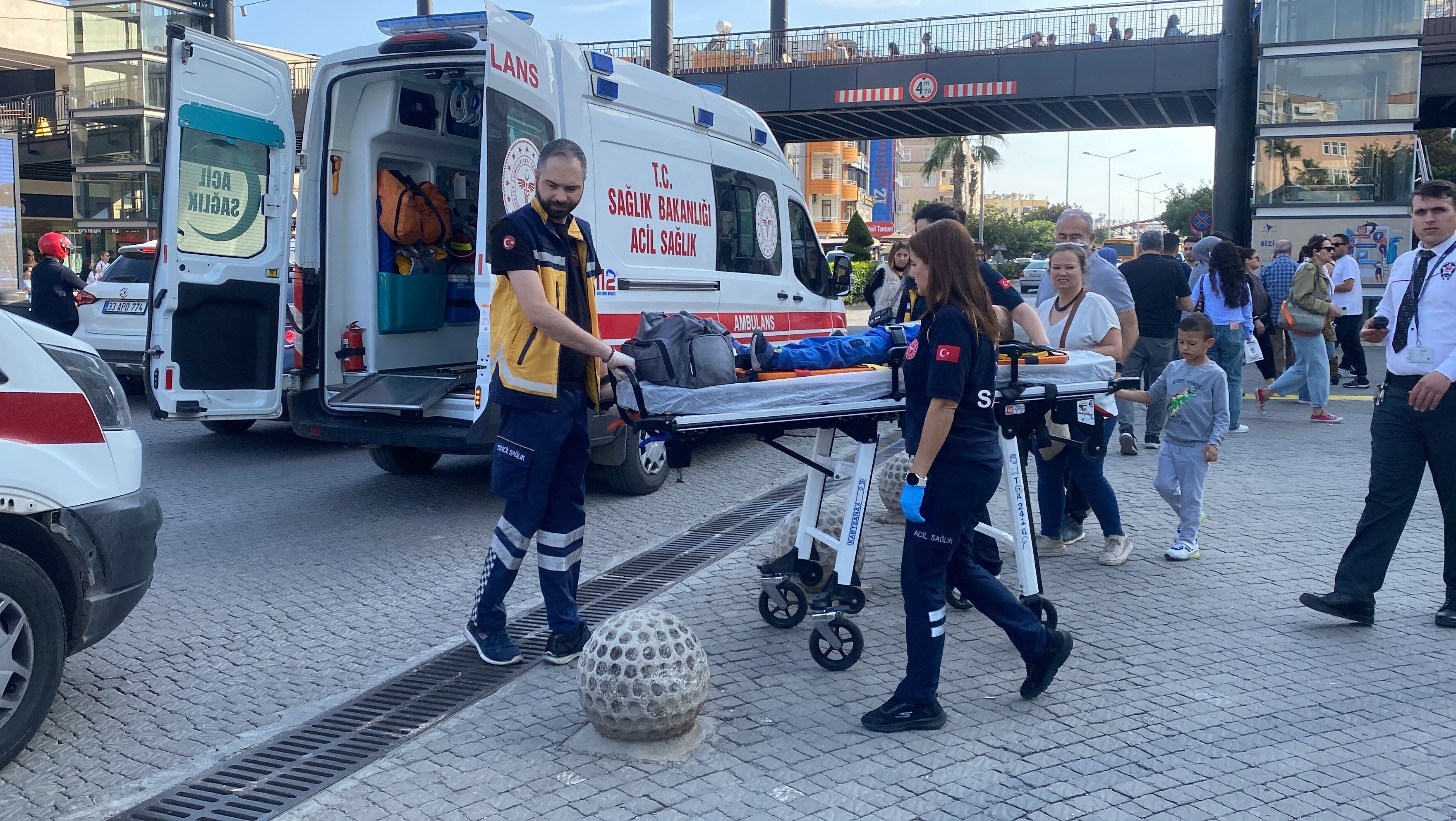 AVM'de ünlü markanın asma cam tavanı çöktü! Görüntü alınması engellendi, yaralılar var - 2. Resim