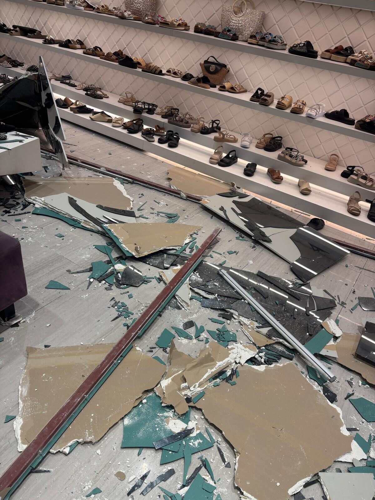 AVM'de ünlü markanın asma cam tavanı çöktü! Görüntü alınması engellendi, yaralılar var - 1. Resim