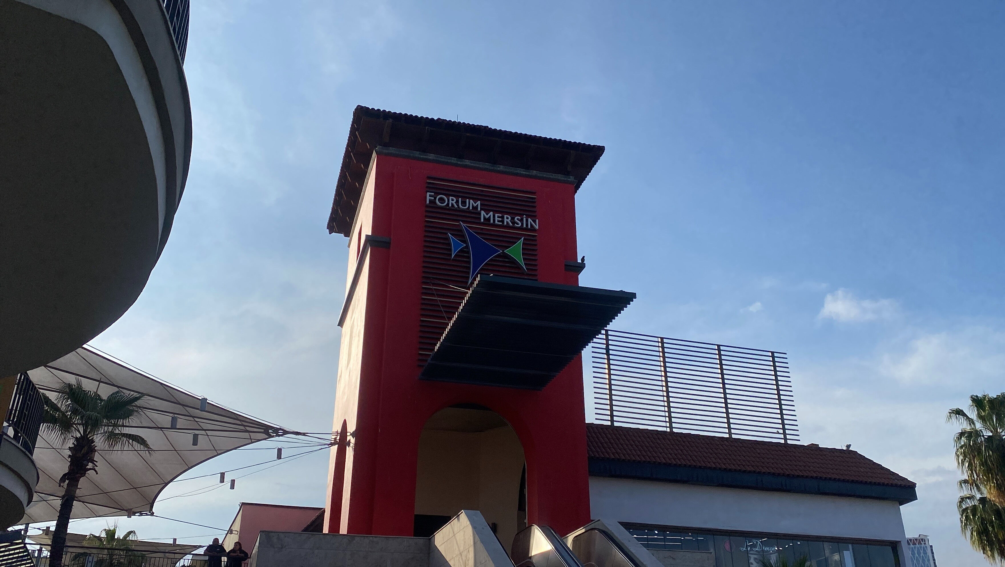 AVM'de ünlü markanın asma cam tavanı çöktü! Görüntü alınması engellendi, yaralılar var - 1. Resim