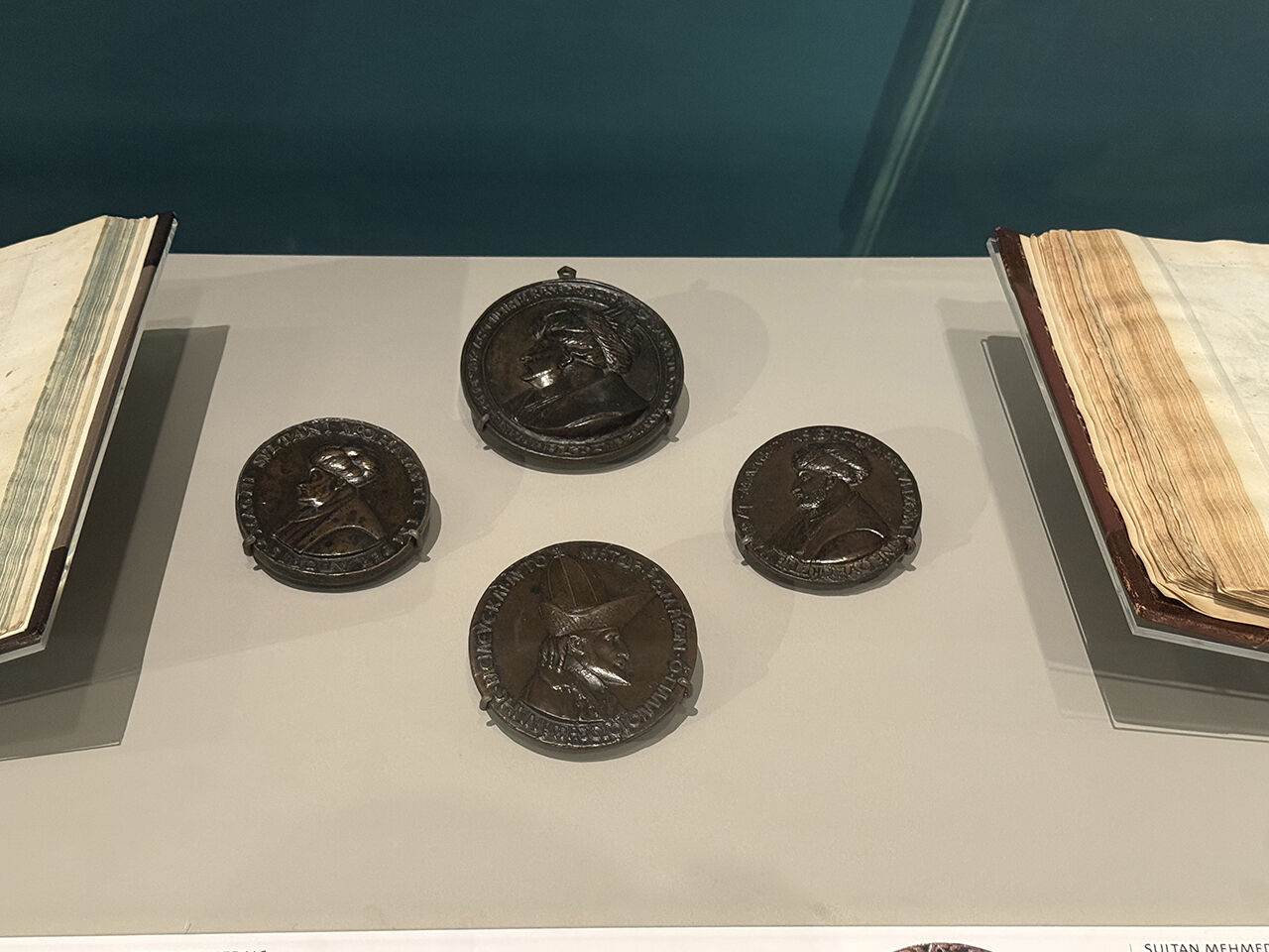 Avrupalılar hayranlıkla inceliyor! Fatih Sultan Mehmed portresi Londra'da sergileniyor - 3. Resim