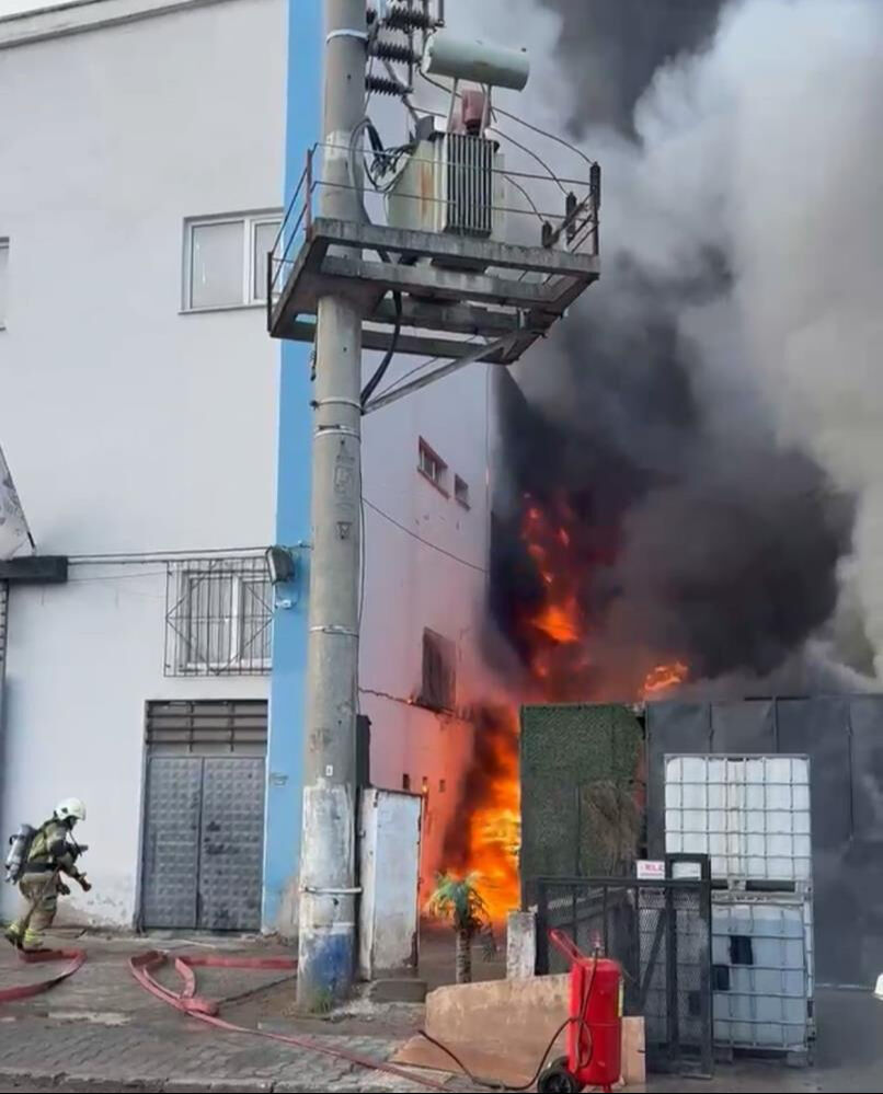 Bursa'da korkutan yangın: Alevler iki fabrikayı sardı  - 1. Resim