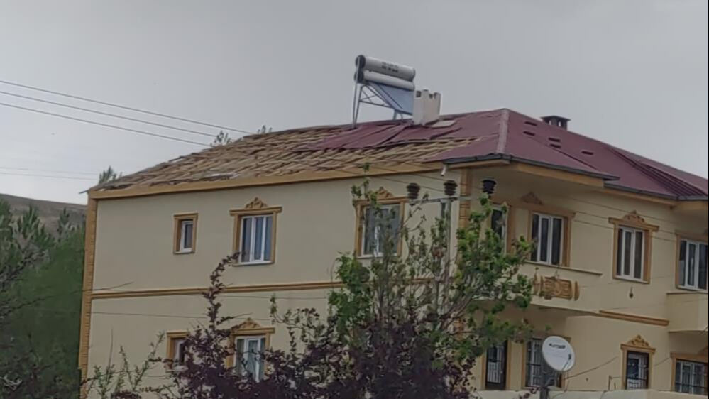 Çatılar uçtu, elektriksiz kaldılar... Fırtına bir kenti esir aldı! Çatılar uçtu, elektriksiz kaldılar... Fırtına bir kenti esir aldı! - 1. Resim