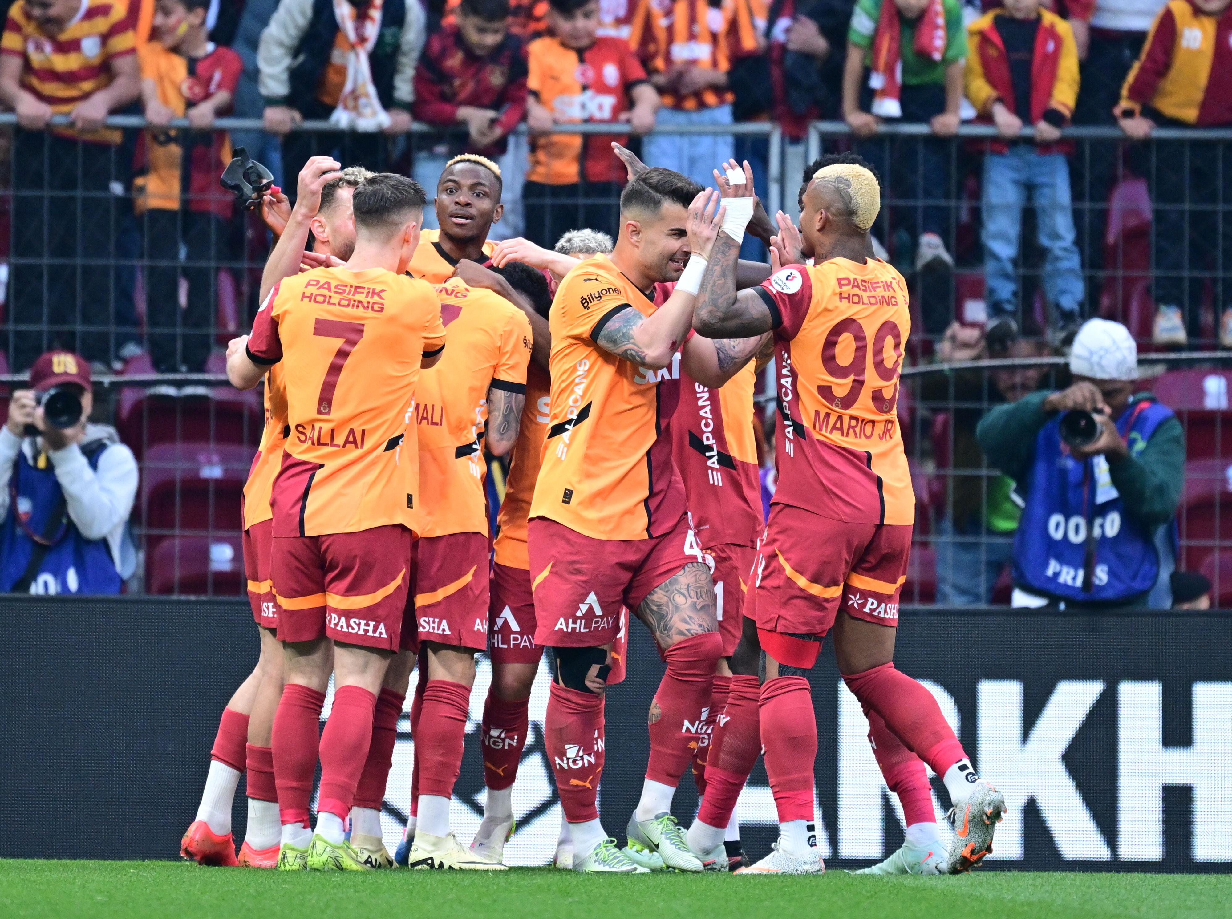 Gol düellosunda 3 puan Galatasaray'ın! Derbi öncesi fark 8'e çıktı CANLI ANLATIM | Galatasaray - Net Global Sivasspor - 3. Resim