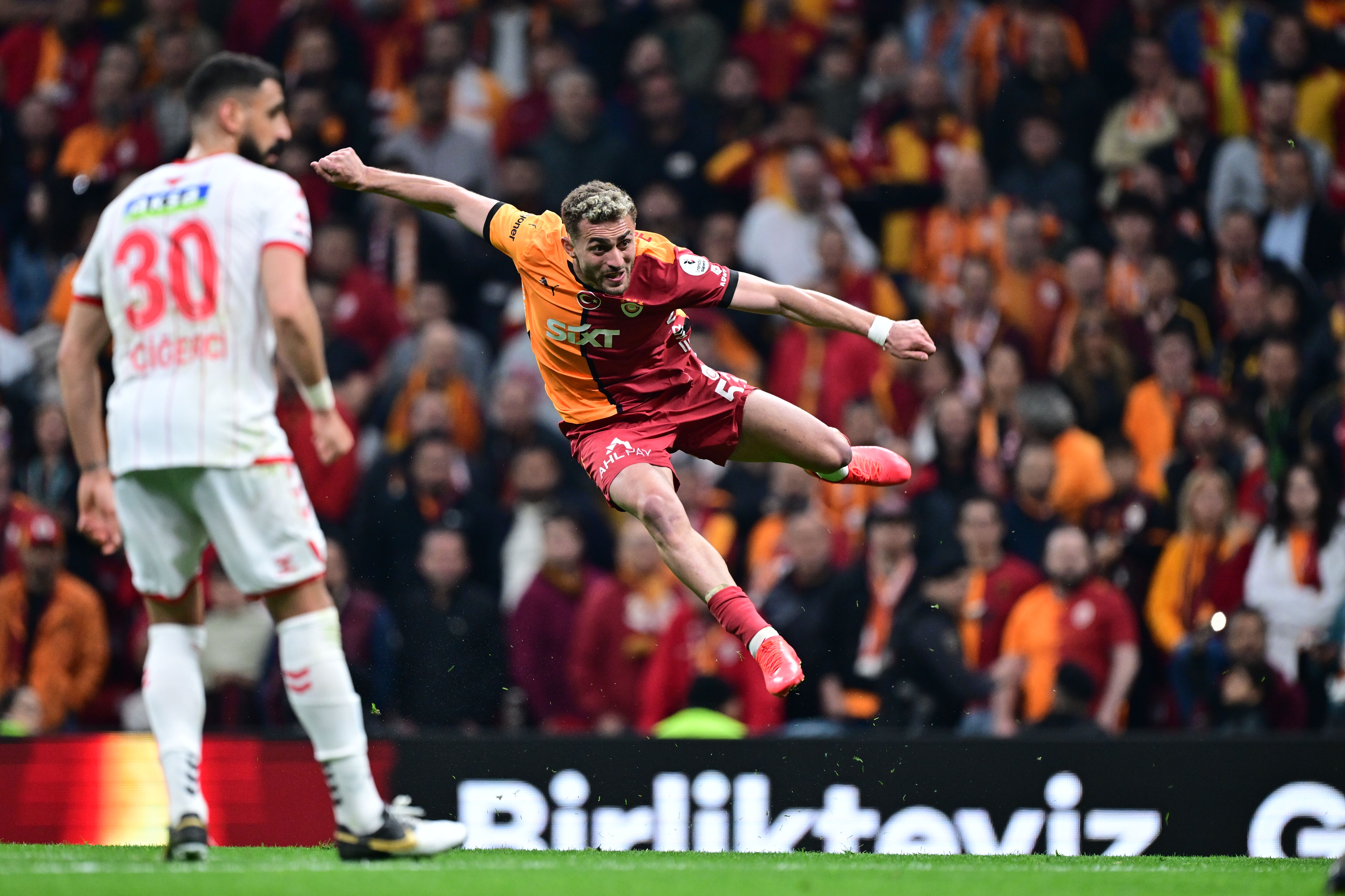 Gol düellosunda 3 puan Galatasaray'ın! Derbi öncesi fark 8'e çıktı Gol düellosunda 3 puan Galatasaray'ın! Derbi öncesi fark 8'e çıktı - 6. Resim