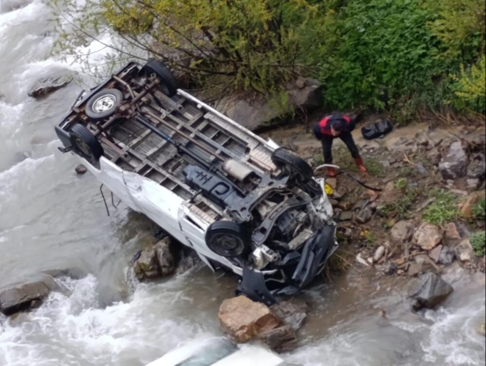 Hakkari'de feci kaza! Minibüs dereye yuvarlandı... Ölü ve yaralılar var Hakkari'de feci kaza! Minibüs dereye yuvarlandı... Ölü ve yaralılar var - 1. Resim