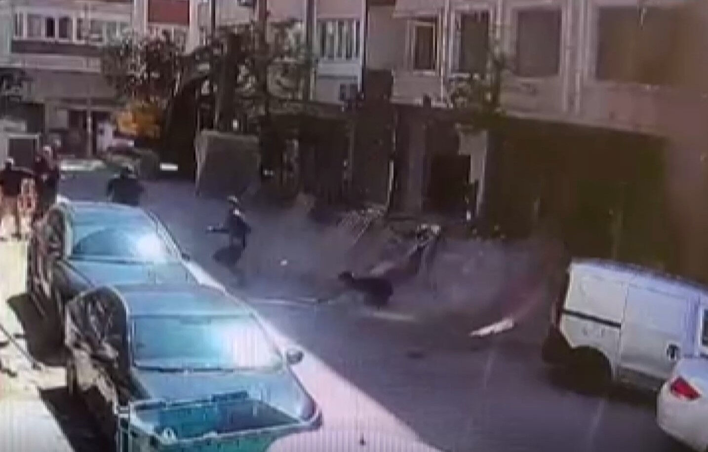 İstanbul sallandı, Bahçelievler'de balkon çöktü! 1 yaralı İstanbul sallandı, Bahçelievler'de balkon çöktü! 1 yaralı - 2. Resim