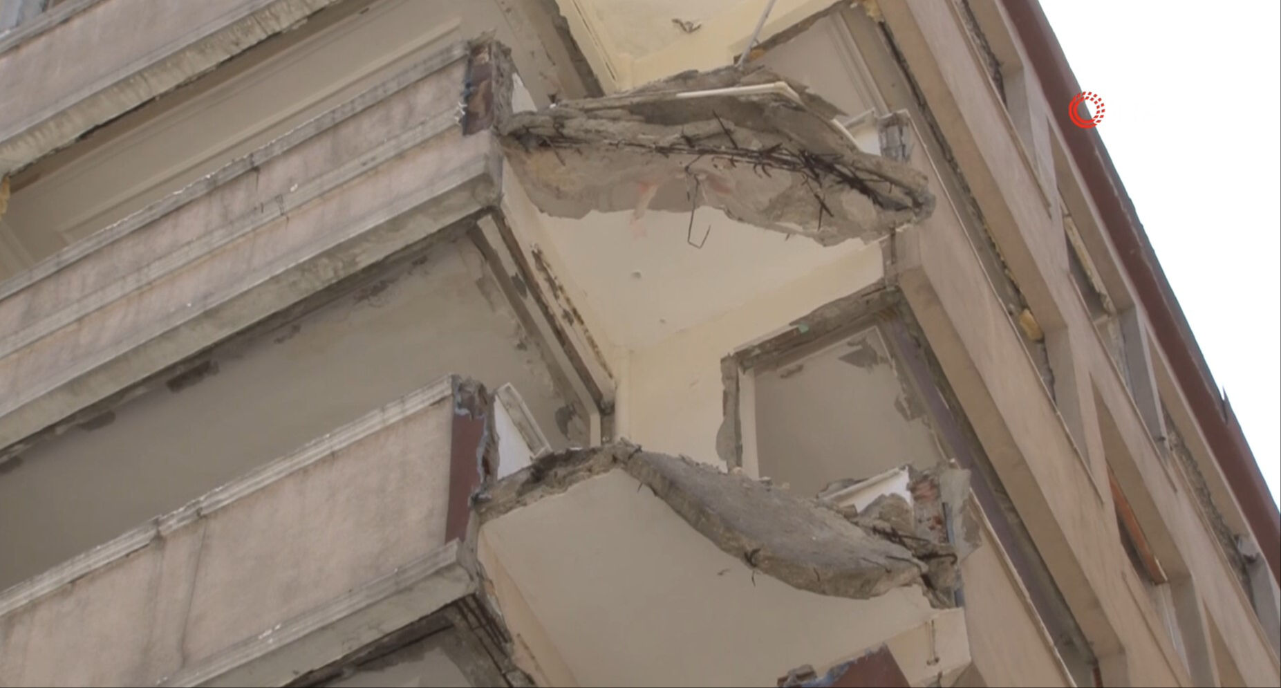 İstanbul sallandı, Bahçelievler'de balkon çöktü! 1 yaralı İstanbul sallandı, Bahçelievler'de balkon çöktü! 1 yaralı - 1. Resim