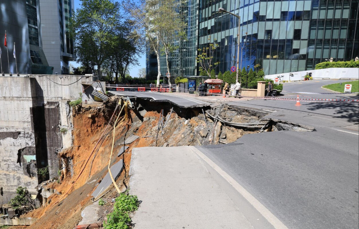 İstanbul'da yol çöktü, İBB'den açıklama geldi! Sebebi ortaya çıktı - 2. Resim