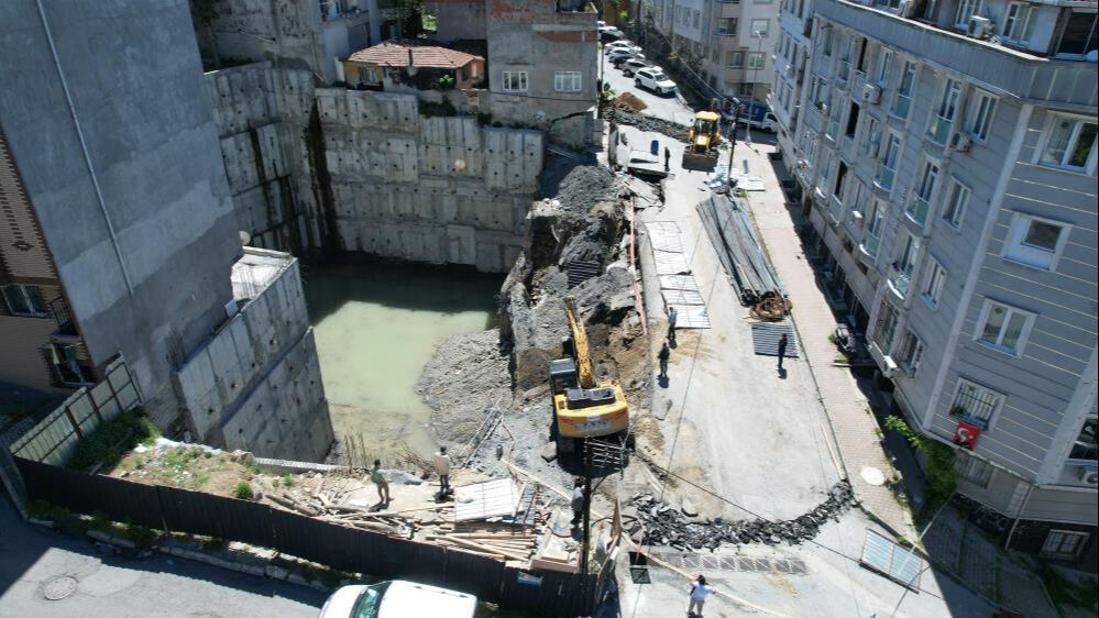 Maslak'ın ardından şimdi de Gaziosmanpaşa! İnşaat çalışmasının bulunduğu alanda çökme... 1 bina tahliye edildi - 1. Resim
