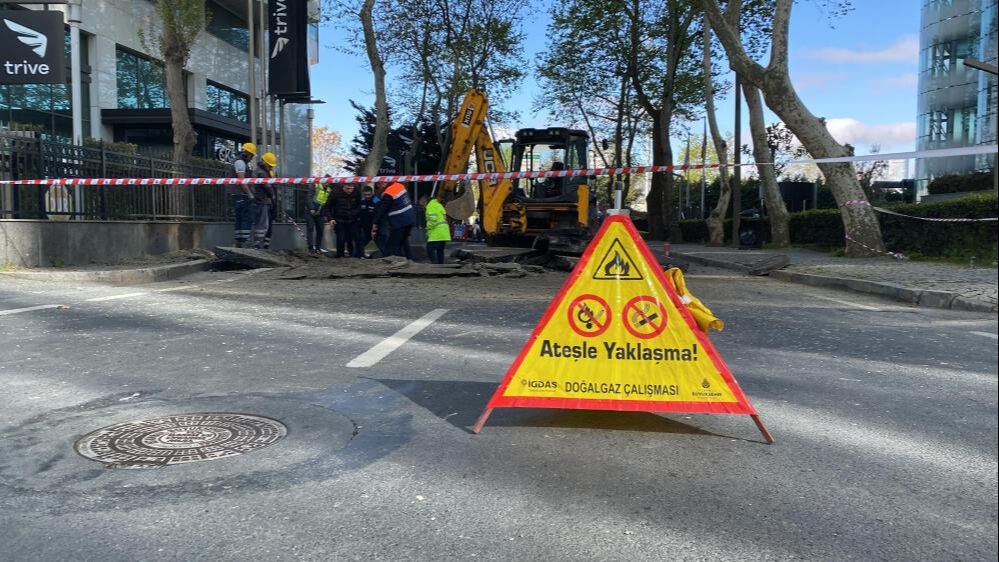 Maslak'ta inşaat sırasında yol çöktü! Ekipler bölgede - 1. Resim