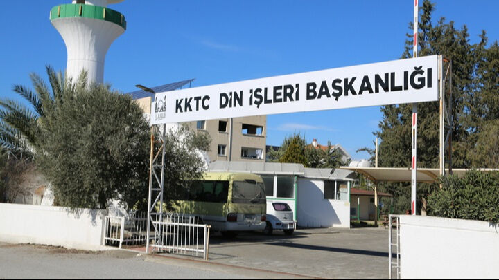 Serhat İncirli'nin yayına cübbe ve sarıkla çıkmasına sert eleştiri!  Serhat İncirli'nin yayına cübbe ve sarıkla çıkmasına sert eleştiri!