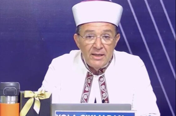 Serhat İncirli'nin yayına cübbe ve sarıkla çıkmasına sert eleştiri!  Serhat İncirli'nin yayına cübbe ve sarıkla çıkmasına sert eleştiri!