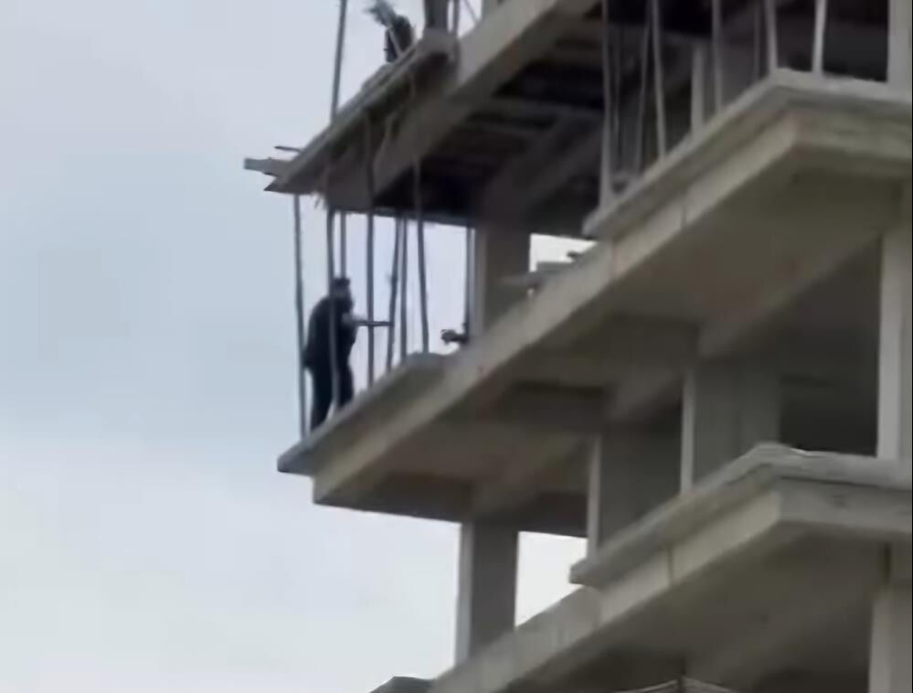 Siirt'te intihar girişimi: Çocuğuyla inşaata çıktı - 1. Resim