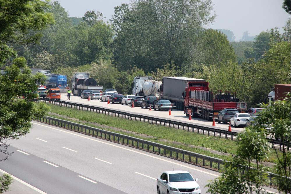 Tekeri patlayan tır bariyerlere çarptı: Anadolu Otoyolu'nda uzun araç kuyrukları - 2. Resim