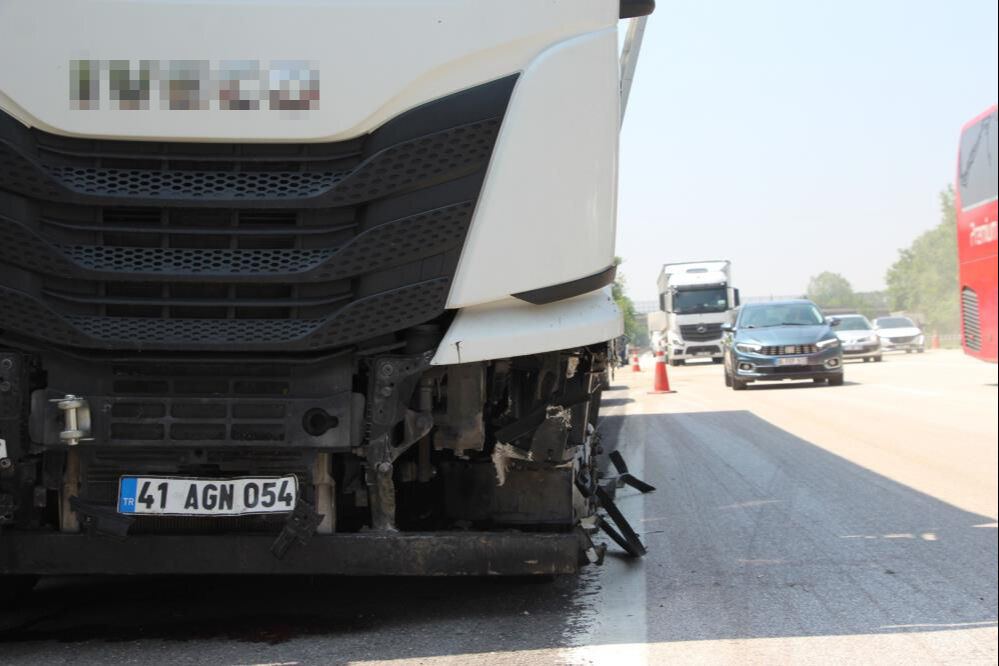 Tekeri patlayan tır bariyerlere çarptı: Anadolu Otoyolu'nda uzun araç kuyrukları - 1. Resim
