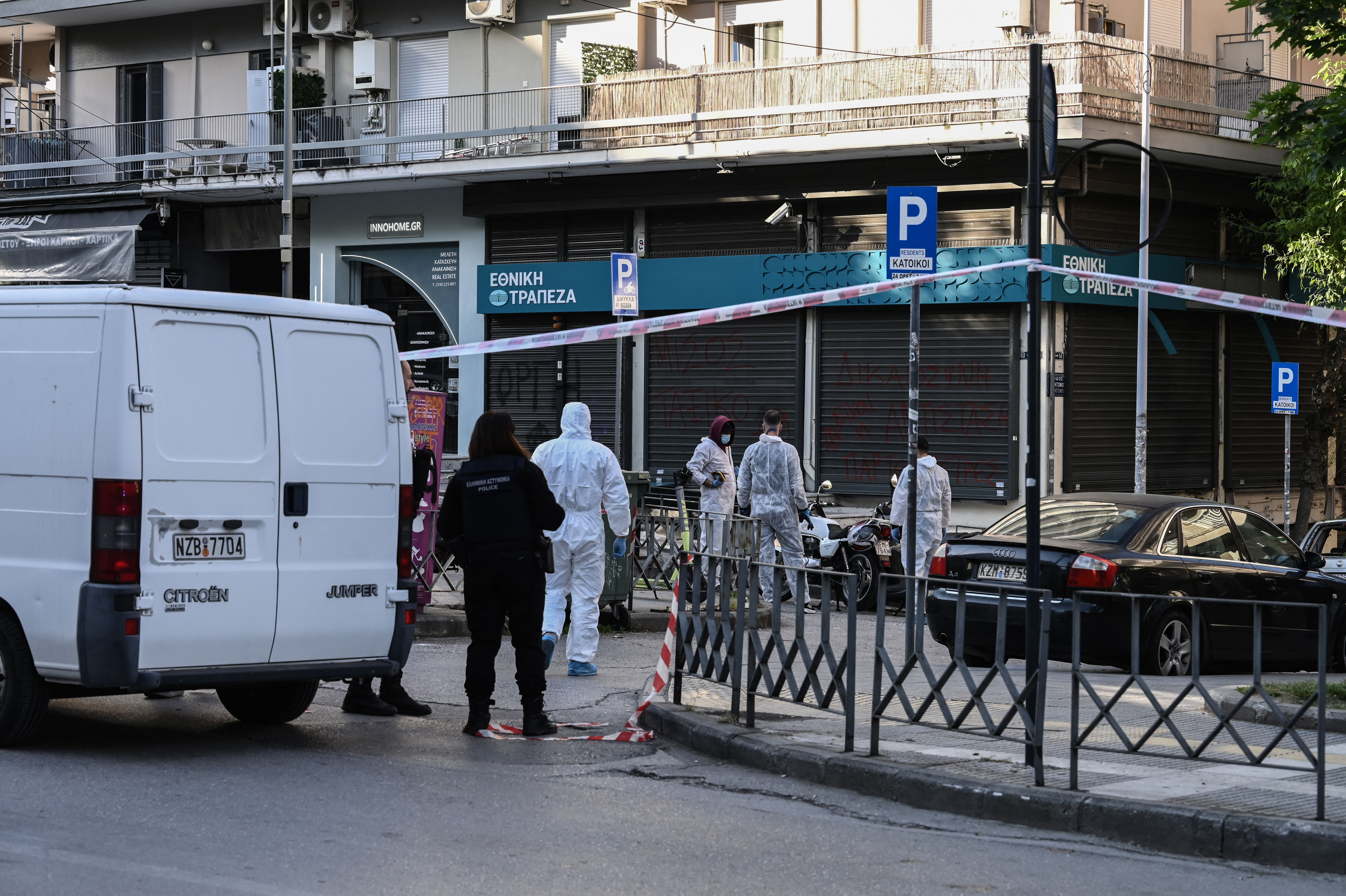 Yunanistan'da facianın eşiğinden dönüldü! Bomba saldırganın elinde patladı Yunanistan'da facianın eşiğinden dönüldü! Bomba saldırganın elinde patladı - 1. Resim