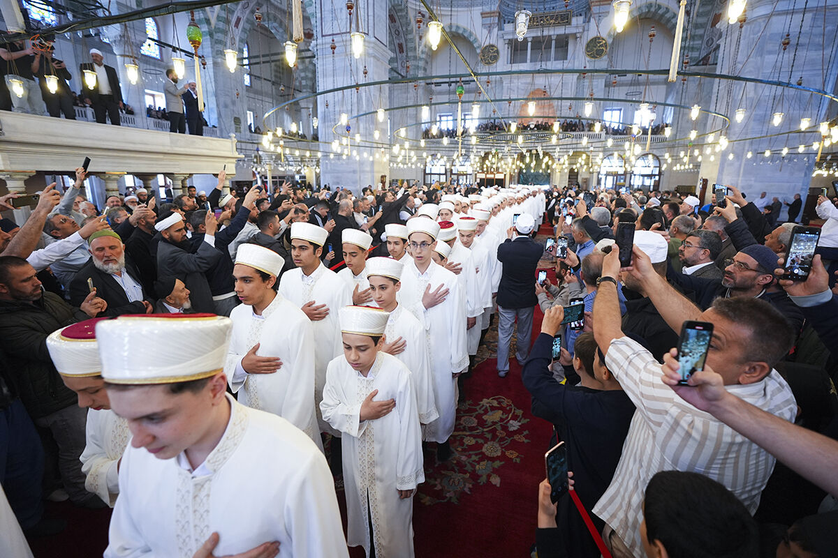 81 kere maşallah! Fatih Camii'nde hafızlık icazeti alan gençler görenleri duygulandırdı - 5. Resim