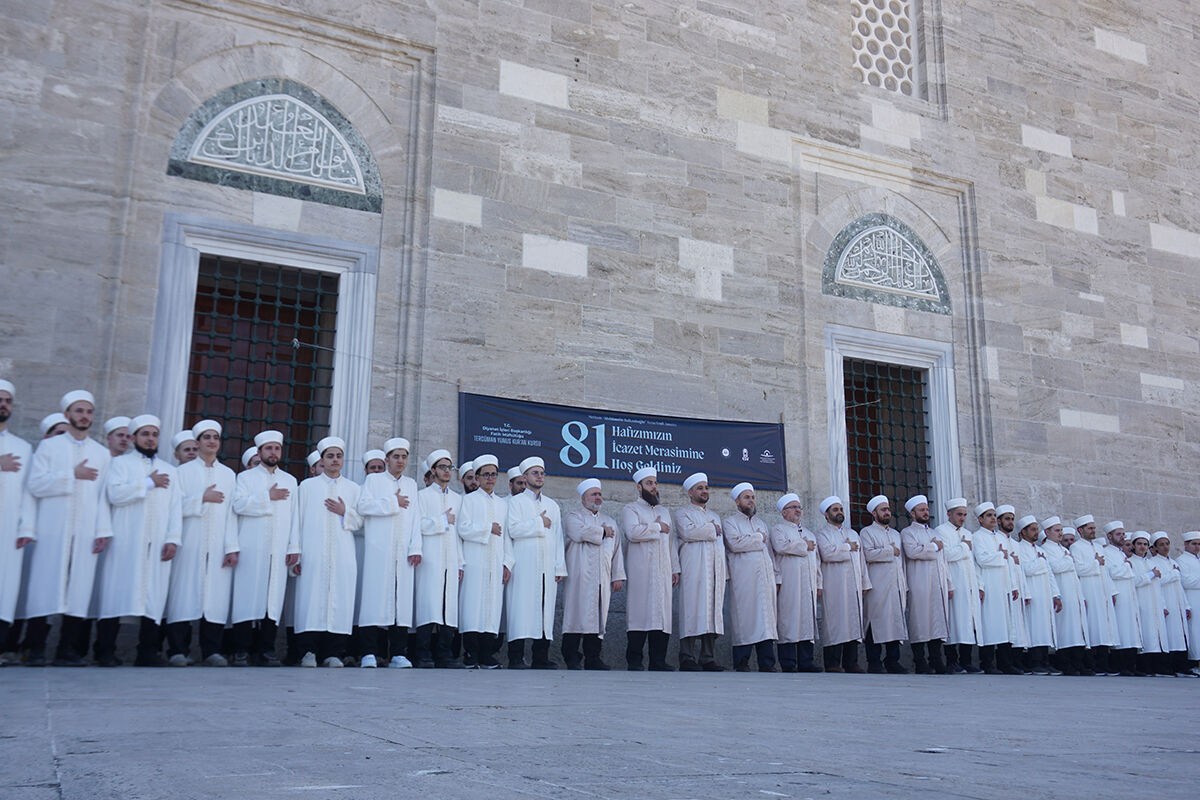 81 kere maşallah! Fatih Camii'nde hafızlık icazeti alan gençler görenleri duygulandırdı - 1. Resim
