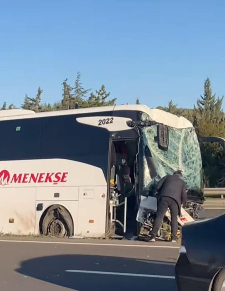 Ankara'da öğrencileri taşıyan otobüs bariyerlere çarptı, yaralılar var Ankara'da öğrencileri taşıyan otobüs bariyerlere çarptı, yaralılar var - 1. Resim